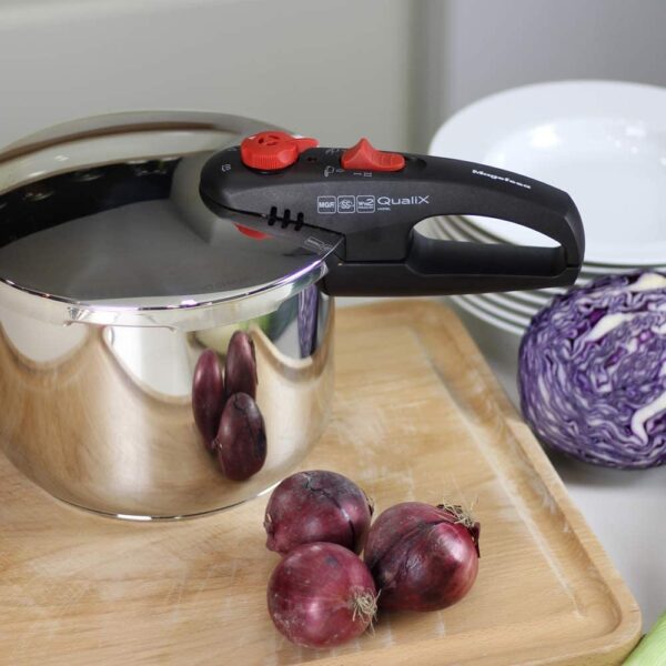 MAGEFESA QUALIX Olla a presión Super rápida de fácil Uso, Acero Inoxidable 18/10, Apta para Todo Tipo de cocinas, Incluido inducción. (6L)