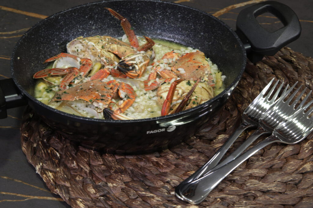 RECETA ¡Para este verano disfruta de esta receta de Joaquín Boyero, que combina el Arroz con delicioso Marisco! FAGOR VIVANT